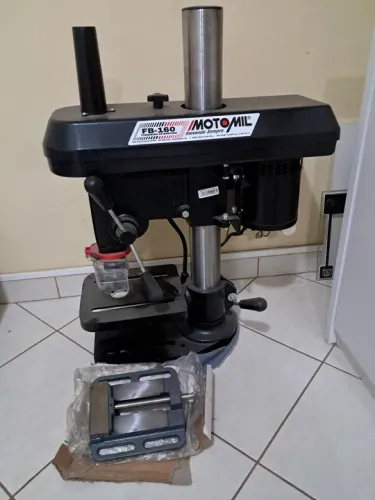 Furadeira fbm160 com morsa n4 novos.
