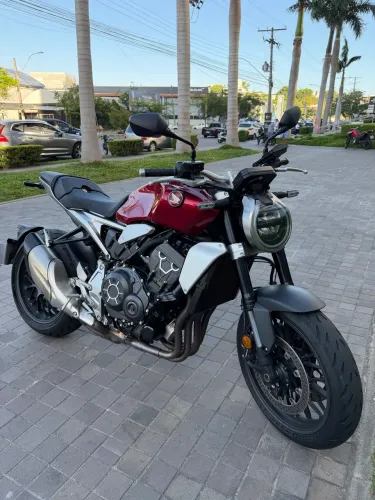 CB1000r 2023 UNCO DONO COM 900 km rodado 