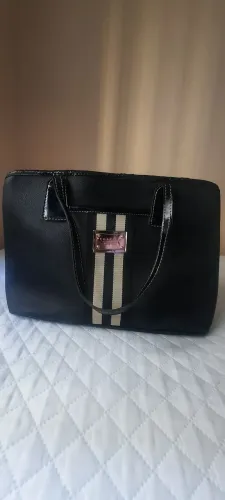 Bolsa CORELLO de couro preto com detalhes em dourado