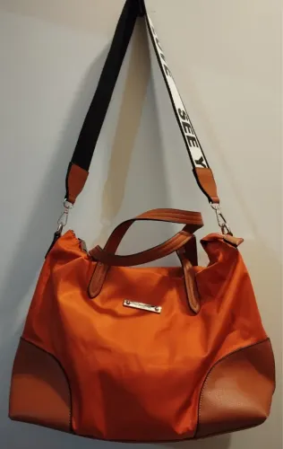 Bolsa de ombro laranja com detalhes em marrom