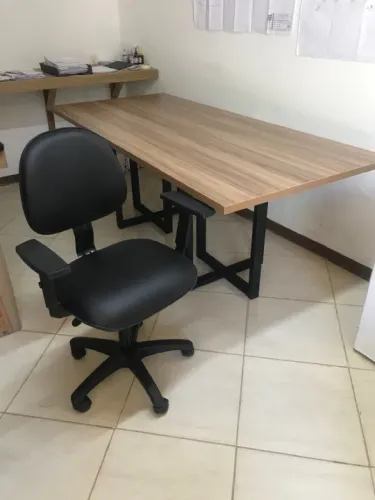 Mesa de reunião Escritório em Madeira com Estrutura Metálica