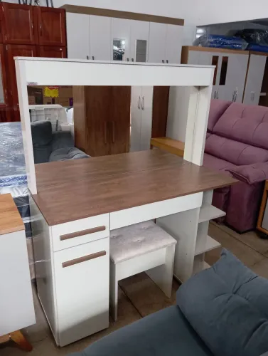 PENTEADEIRA NOVA COM LED E BANQUETA 