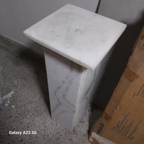 Pedestal de mármore 