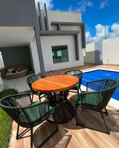 MESA REDONDA COM TAMPO DE MADEIRA - VARANDA/ PISCINA