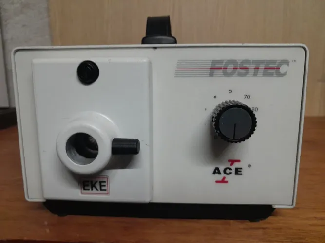 Vendo esse projetor antigo nao sei como funciona ta ligando