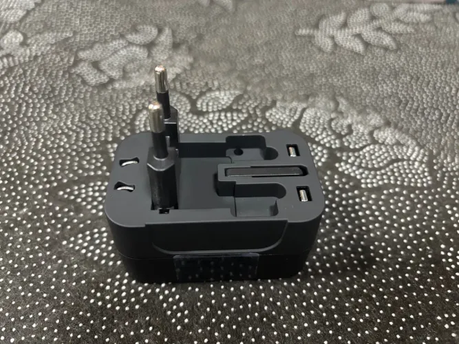 Adaptador de Tomada Universal e USB - Carregue em Qualquer Lugar!
