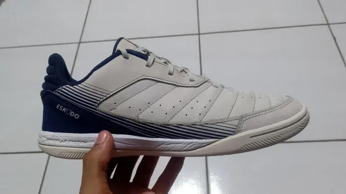 Tênis de futsal semi novo kipsta eskudo 500