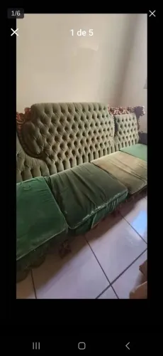 Sofá Clássico Verde com Detalhes