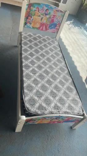 Cama de criança feminina