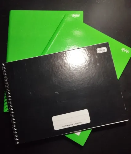 Kit 02 Cadernos Universitários Brochura 96 fls Sem Pauta + 01 Caderno De Desenho 80 fls