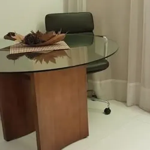 Mesa Tok Stok tampo de vidro, base madeira nobre