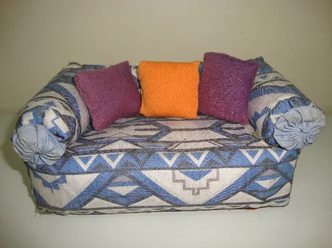 Sofá Decorativo Miniatura Com Mini Almofadas. 21x10x13 cm (Entrega em Seu Endereço)