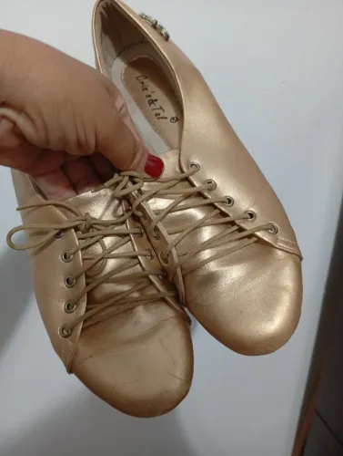 tênis feminino dourado couro  