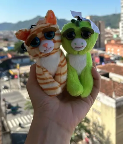 Conjunto Chaveiro Feisty Dino e Gata + 1 chaveiro simples de brinde