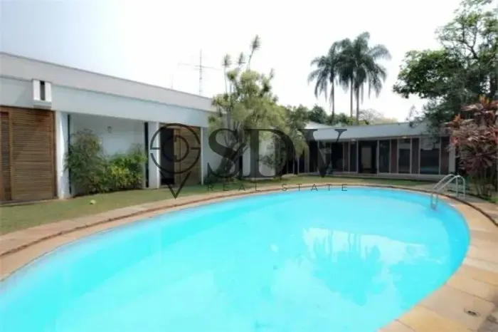 Casa térrea ,1000m2 terreno, 4 Suítes, Garagem p/ 4 carros,piscina, churrasqueira,.