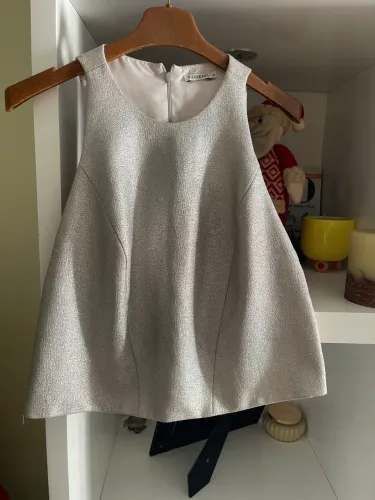 Blusa prateada, Le Lis Blanc