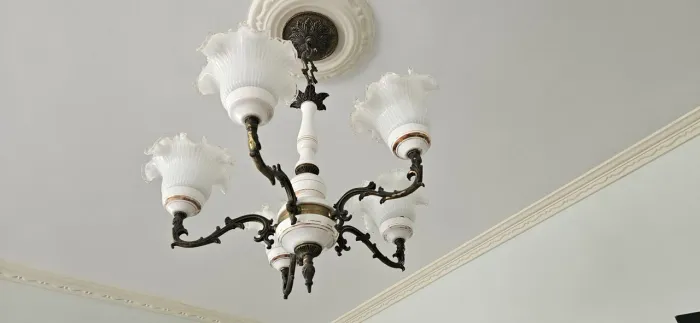 Lustre Clássico com Cúpulas de Vidro