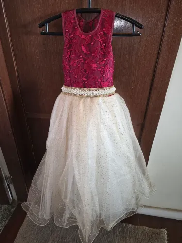 Vestido de festa infantil com detalhes bordados - Excelente Estado