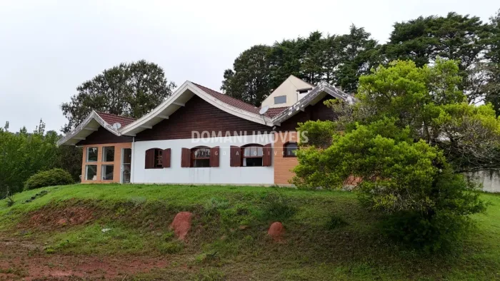 Casa com Vista Panorâmica na Região do Alto do Capivari - Campos do Jordão/SP