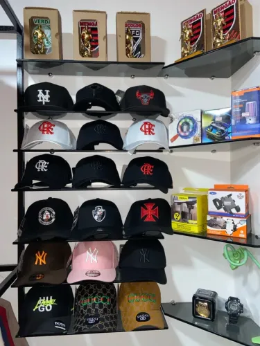 Bonés de diversas marcas e modelos