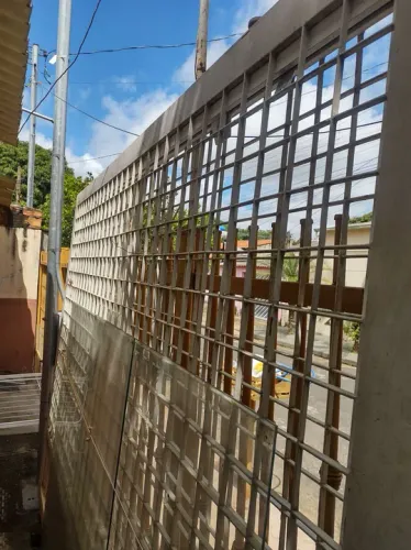 Portão de ferro com grade