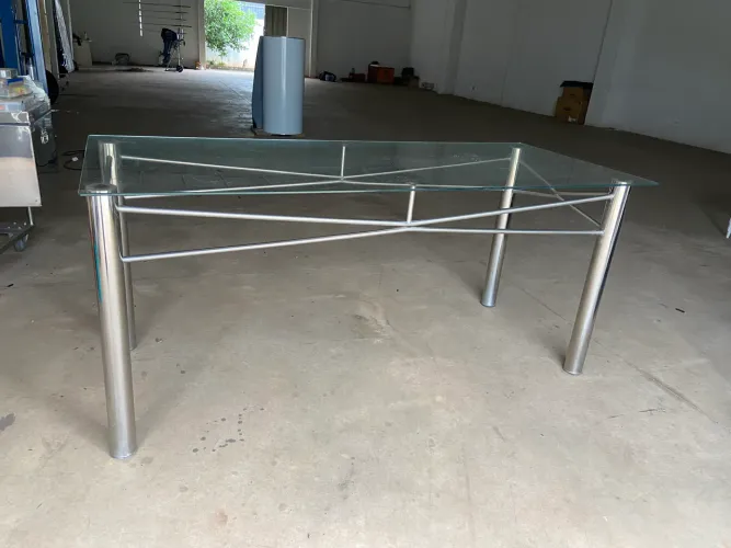 MESA DE VIDRO COM PÉS EM INOX