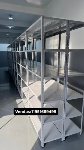 Estantes de aço
