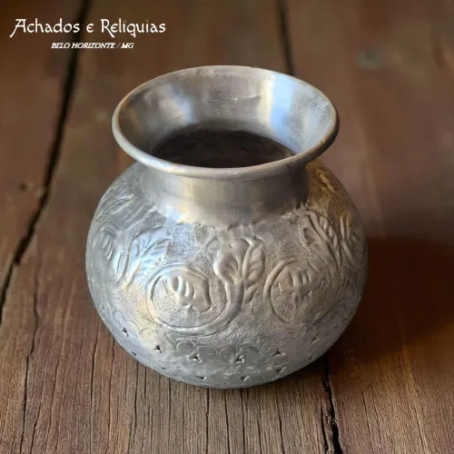 Vaso indiano em metal com arabescos