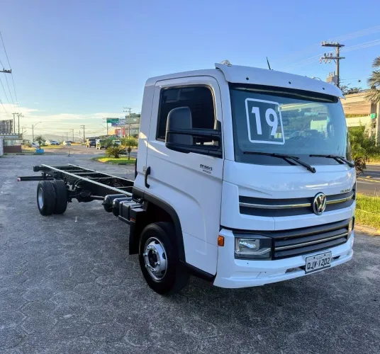 VW Volkswagen 11180 ano 2019 doc. Categoria baú 