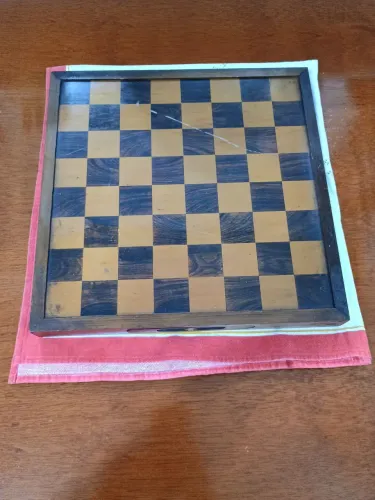 Jogo de dama antigo.