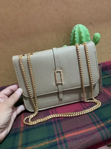 Linda bolsa de ombro/transversal em couro sintético com corrente