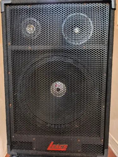 Par de caixas Leacs 15" 300w RMS. Não vendo separado. Não entrego. Não abaixo o valor.