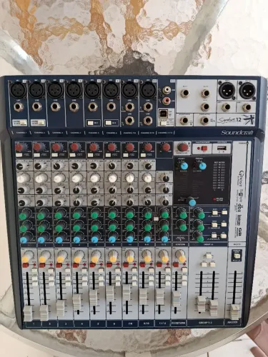 Mesa de Som Soundcraft Signature 12