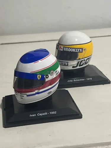 Kit Lote Capacete Pilotos Ferrari Spark 1:8 - jody schekter e Ivan capelli