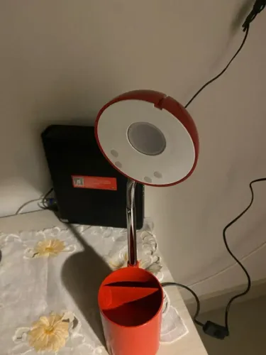 Abajur de mesa vermelho com design moderno
