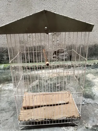 Vende-se uma gaiola para passarinho usado
