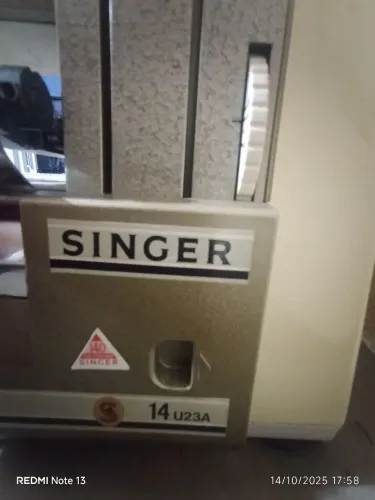 Máquina overloque Singer