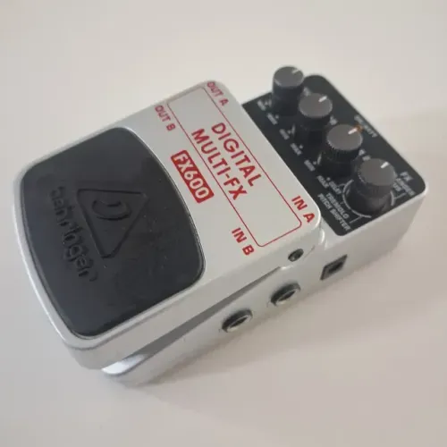 Pedal Multi Efeito Behringer FX600