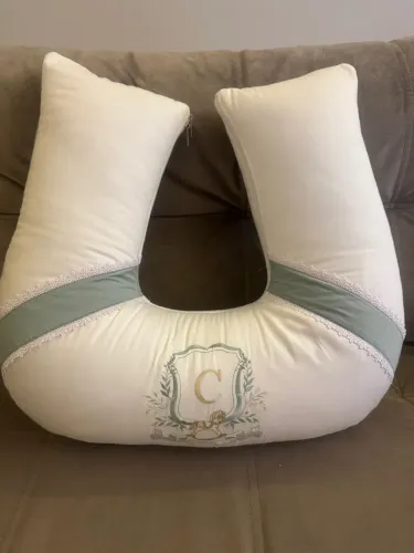 Almofada de amamentação personalizada verde e branco - Tema Cavalinho
