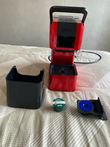 Cafeteira -IMPECÁVEL-Capsulas TRES Corações - Expresso, Chás e Cappuccinos. 1,3 litros