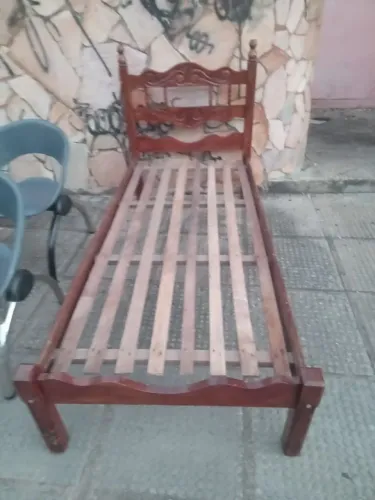 VENDO UMA CAMA DE SOLTEITO MADEIRA MACICA