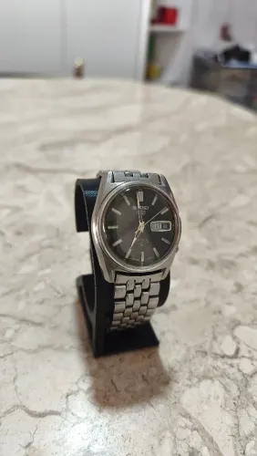 Relógio Seiko 5 Automático - Ponta de Agulha - Preto - Pulseira grão de arroz