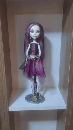 Boneca monster high Spectra sem suporte