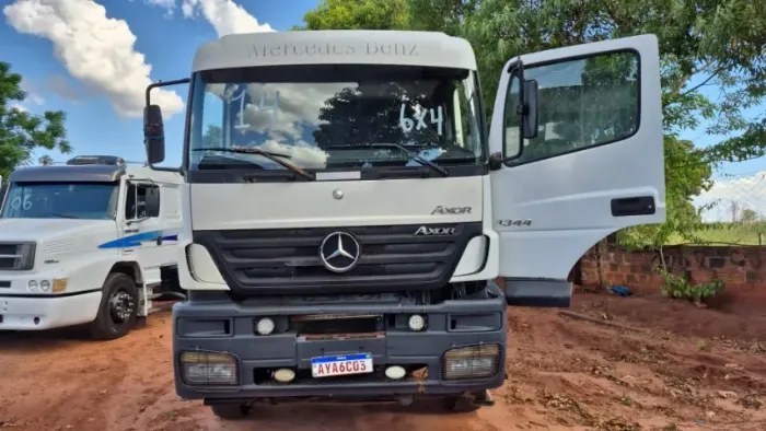 Mercedes Benz Axor 3344 2014 cavalo mecanico 210 mil, pego carro até 100 mil.