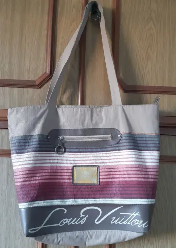 Bolsa de nylon de ombro , com feijo e bolsos  cor bege super leve, 40 cm de larg por 35 