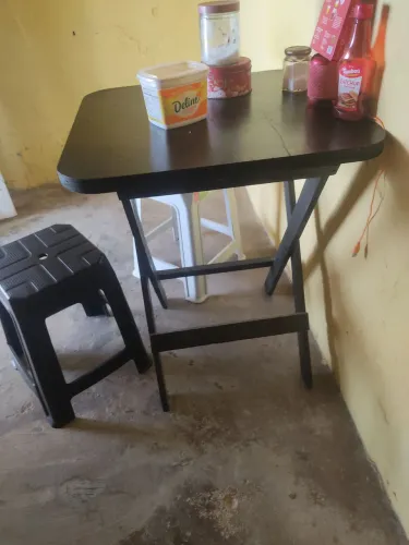 Mesa com dois bancos 