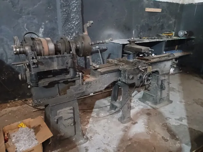 Torno para diamantacao de rodas e desempeno de rodas