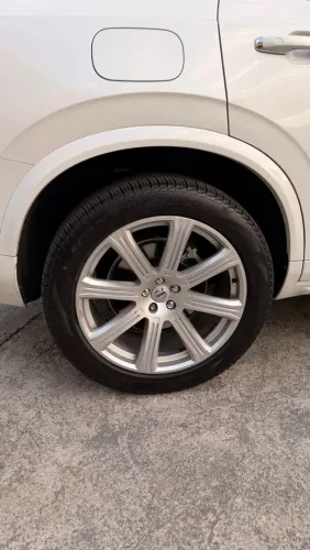 Vendo jogo completo de 4 rodas originais Volvo XC90 aro 21, acompanhado dos pneus.