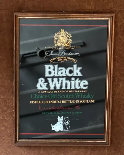 Quadro com vidro de whisky 