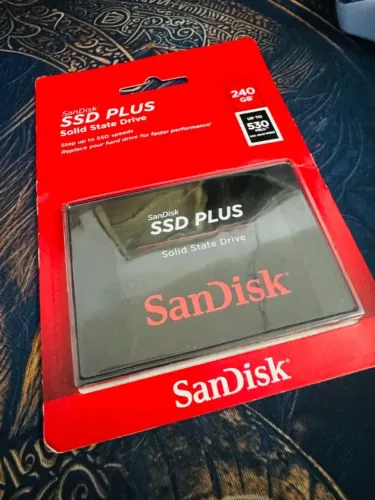 SSD Sandisk Plus de 240GB ( LACRADO )